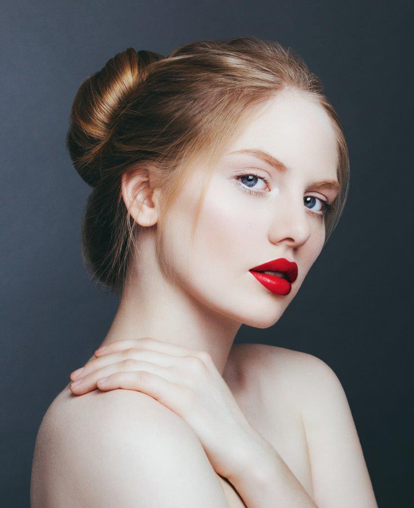Femme avec un rouge à lèvres
